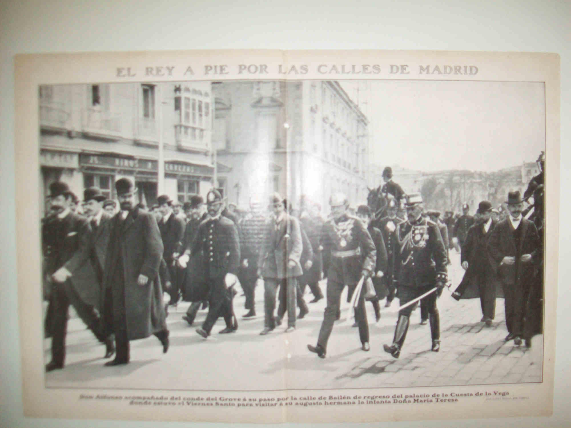 LAMINA 11682: Alfonso XIII caminando por Madrid