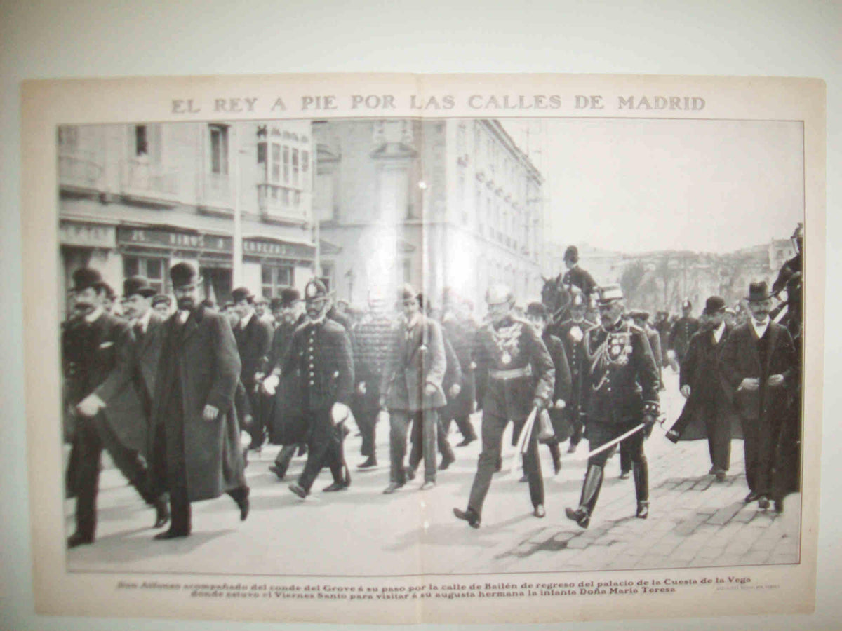 LAMINA 11682: Alfonso XIII caminando por Madrid
