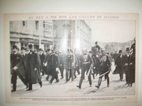 LAMINA 11682: Alfonso XIII caminando por Madrid