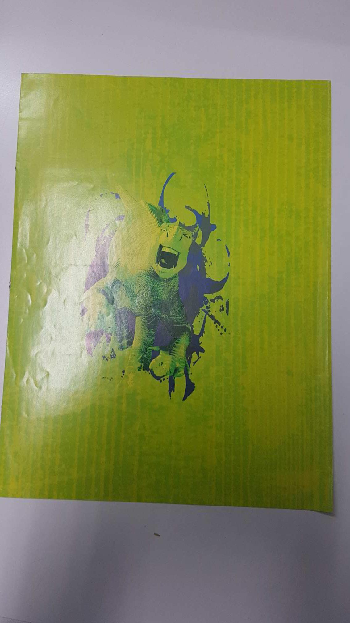 Pliegue central de album: de Disneys Dinosaurio.  Vienen 18 cromos metalizados y esta completo