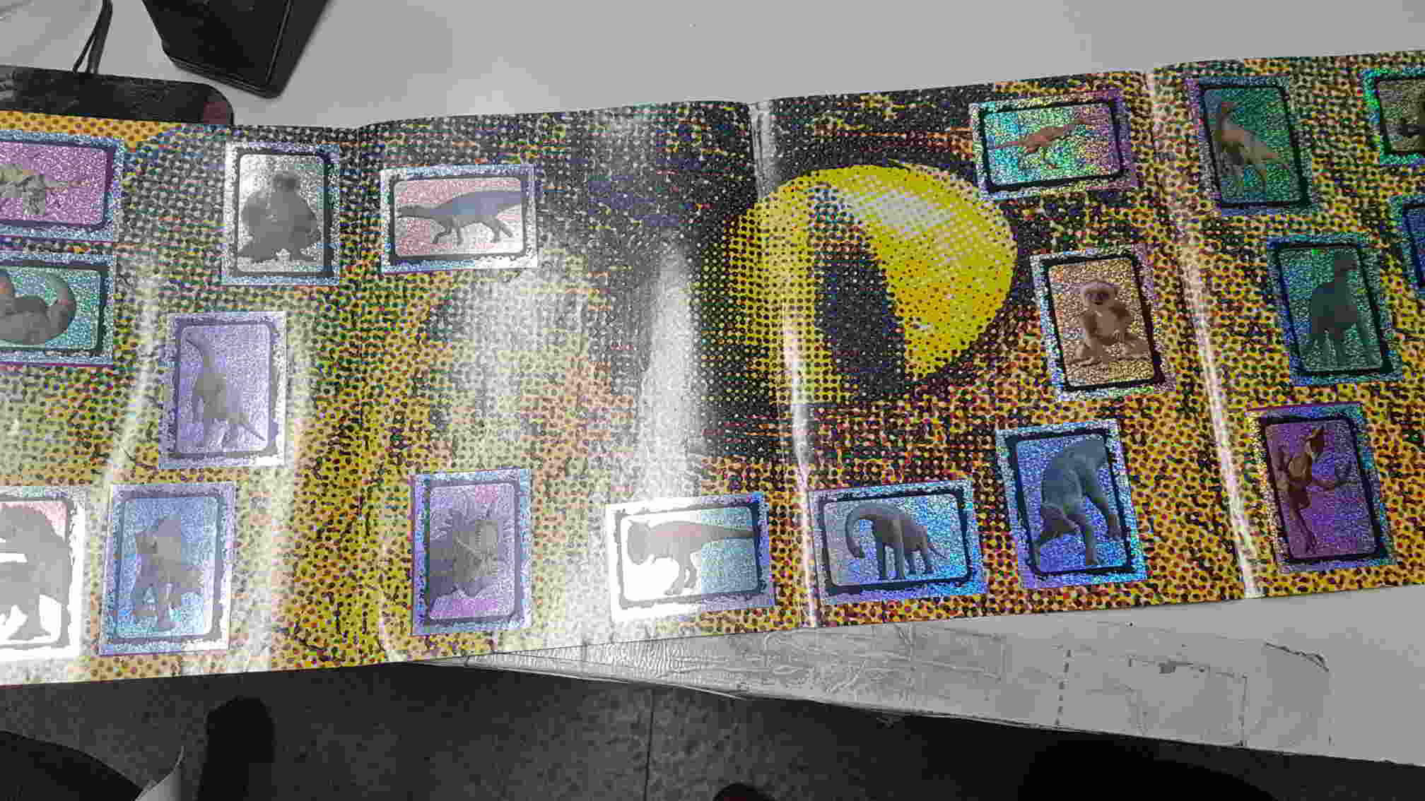 Pliegue central de album: de Disneys Dinosaurio.  Vienen 18 cromos metalizados y esta completo