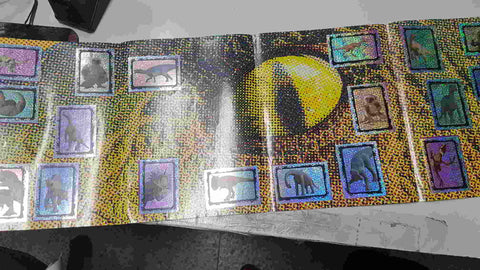 Pliegue central de album: de Disneys Dinosaurio.  Vienen 18 cromos metalizados y esta completo