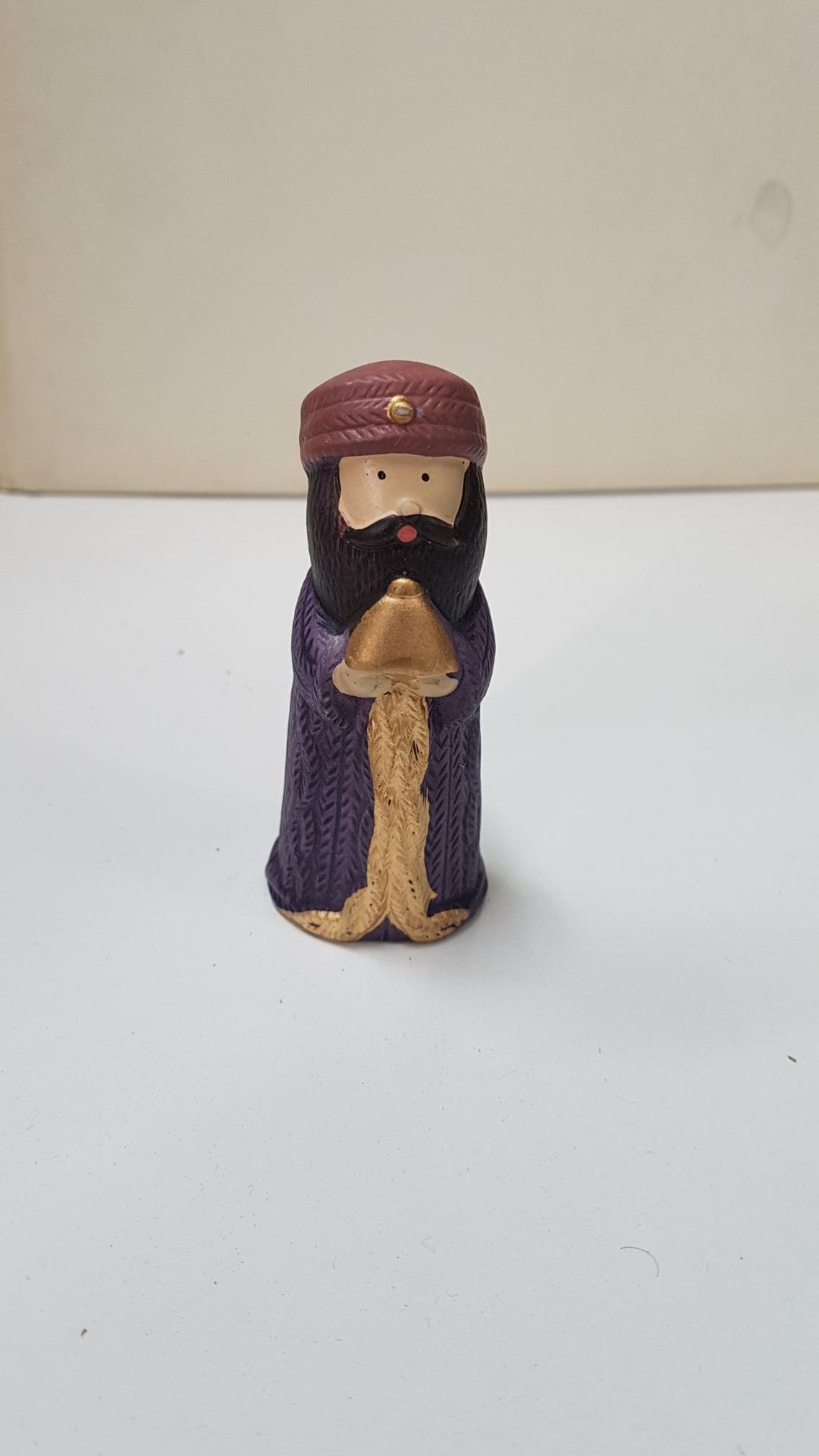 figura de belen: Melchor el Rey Mago llevando ofrenda en sus manos