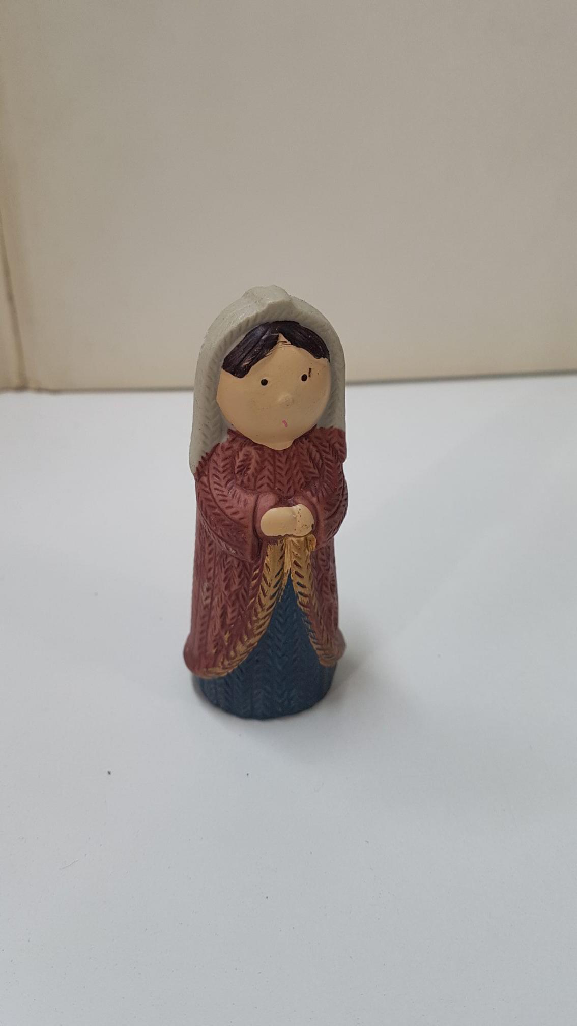 figura de belen: La virgen Maria juntando las manos