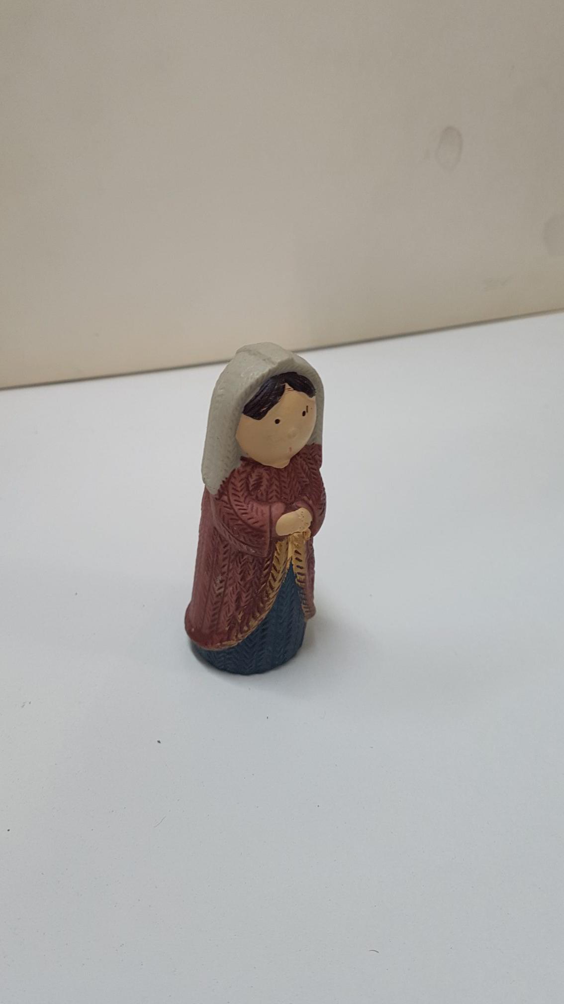 figura de belen: La virgen Maria juntando las manos