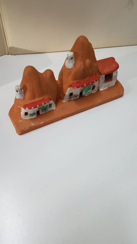 figura belen: Casas dentro de una montaña (de barro). Medidas: 9 cm de alto x 18 de largo.