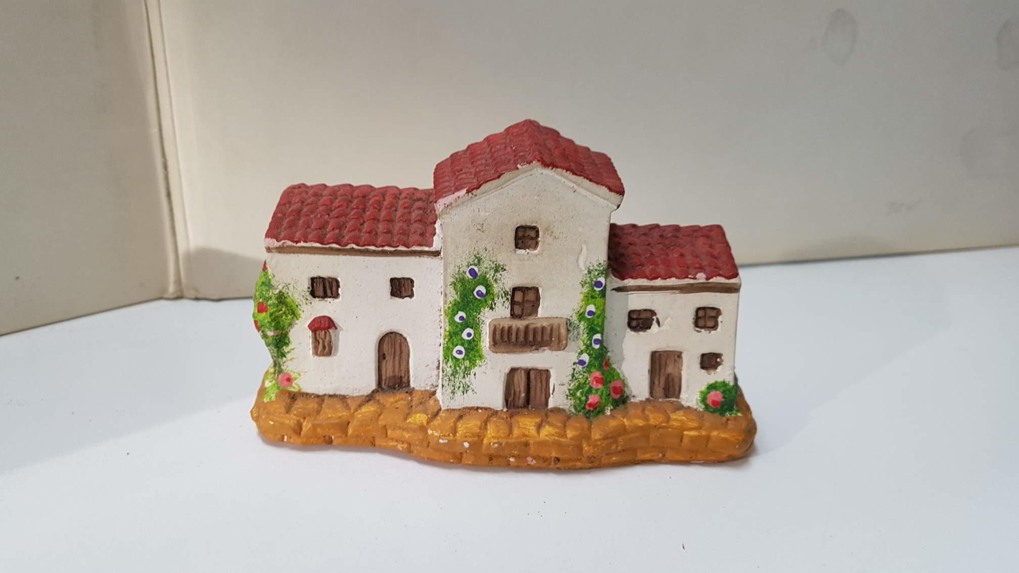 figura belen: Casa tradicional con paredes blancas y tejas rojas. Material resina