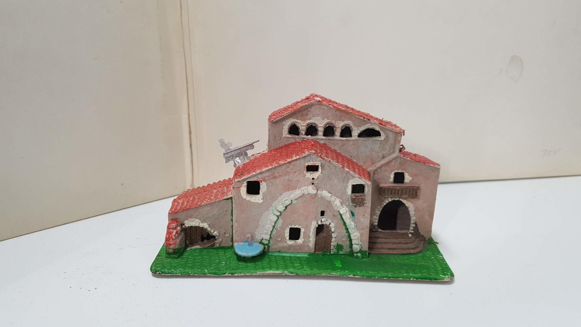 figura de belen: Posada rural de plastico. Medidas 8 cm de alto x 14 de largo.