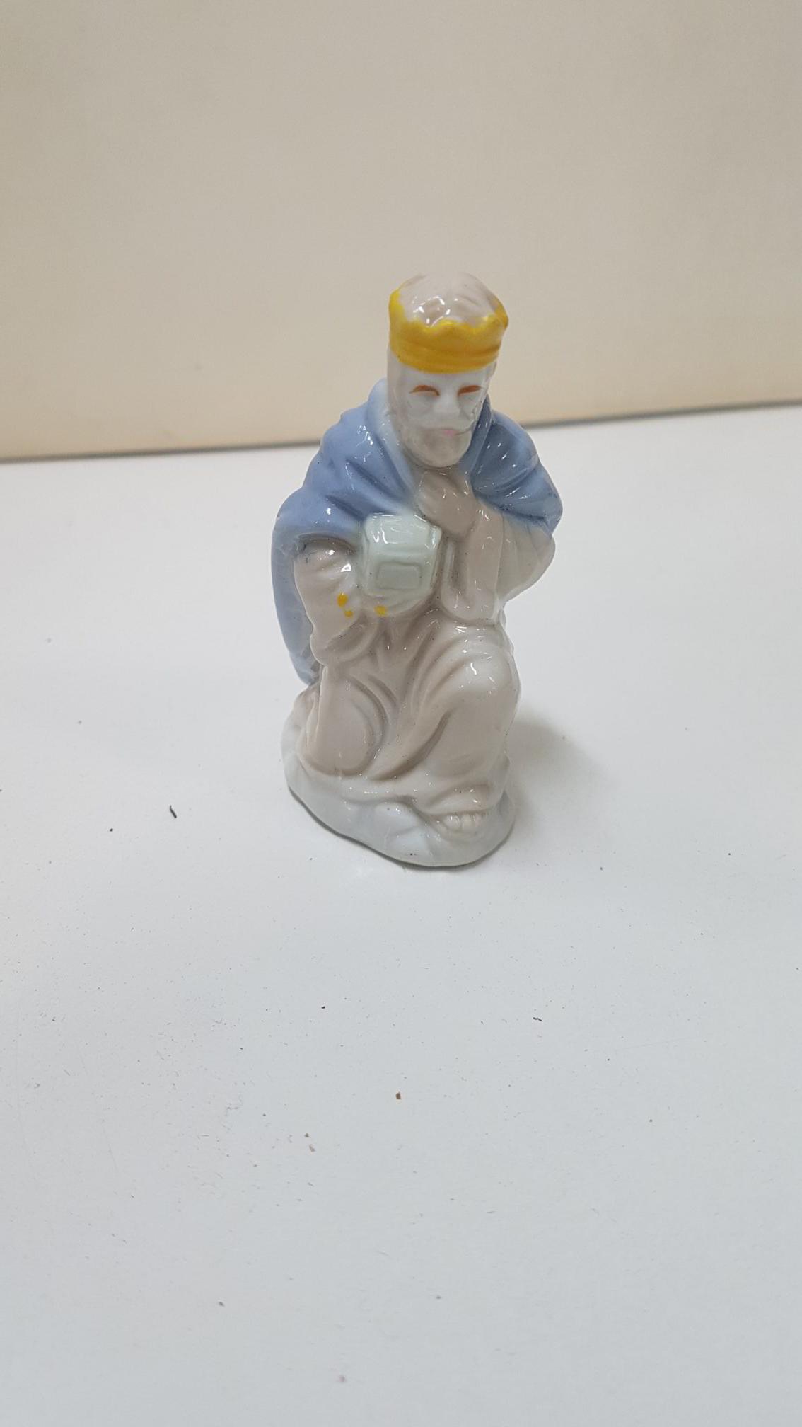 figura de belen: Rey Mago - Gaspar, agachado con su ofrenda. De ceramica de la Revista Pronto