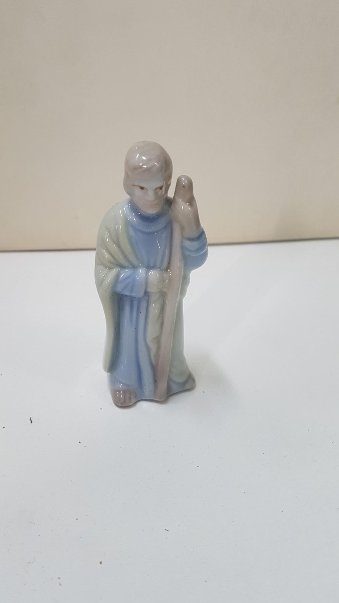 figura de belen: San Jose apoyado en su baston. De ceramica de la Revista Pronto