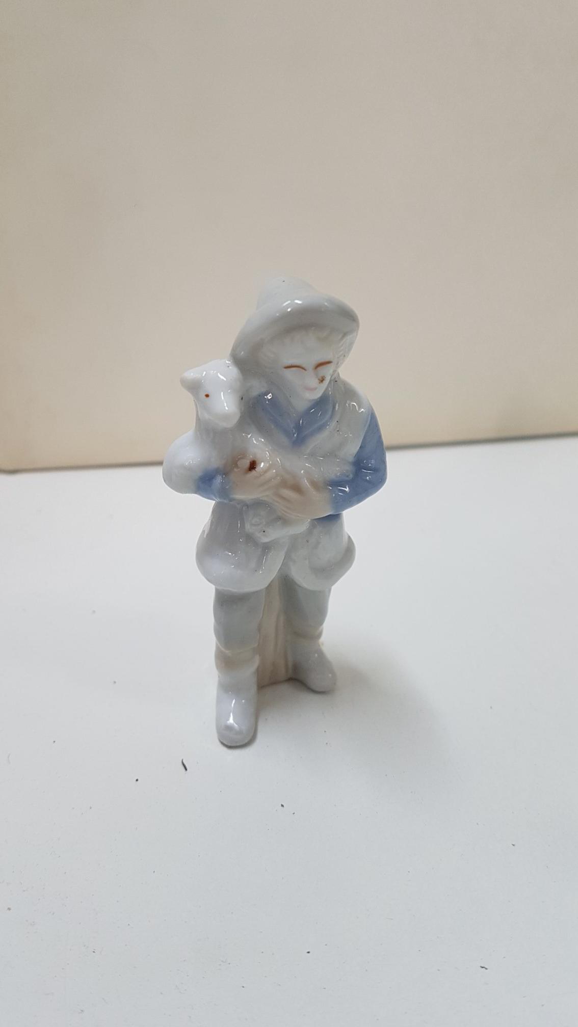 figura de belen: Pastor llevando una oveja en brazos. De ceramica de la Revista Pronto