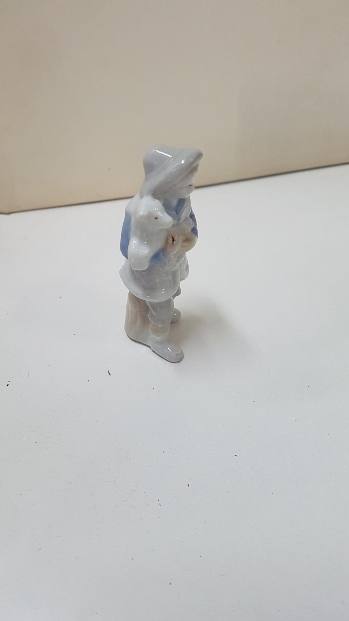 figura de belen: Pastor llevando una oveja en brazos. De ceramica de la Revista Pronto