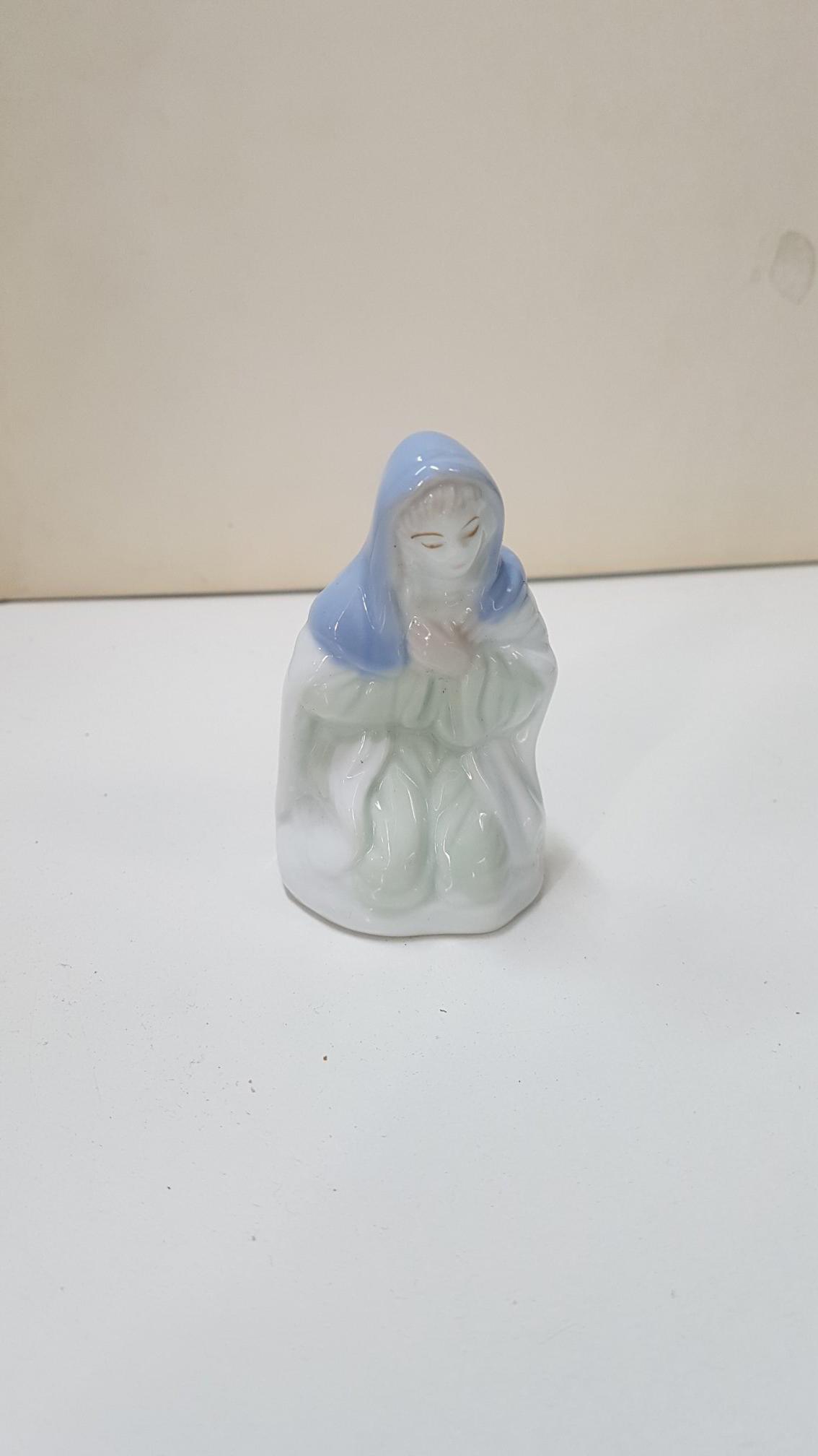 figura de belen de porcelana: La Virgen Maria de rodillas