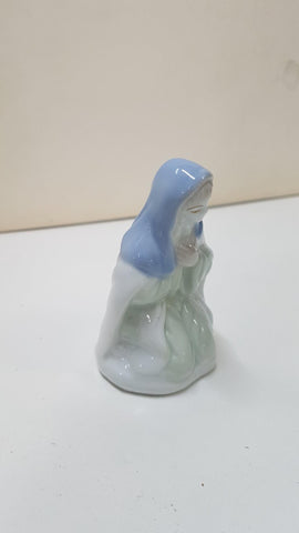 figura de belen de porcelana: La Virgen Maria de rodillas