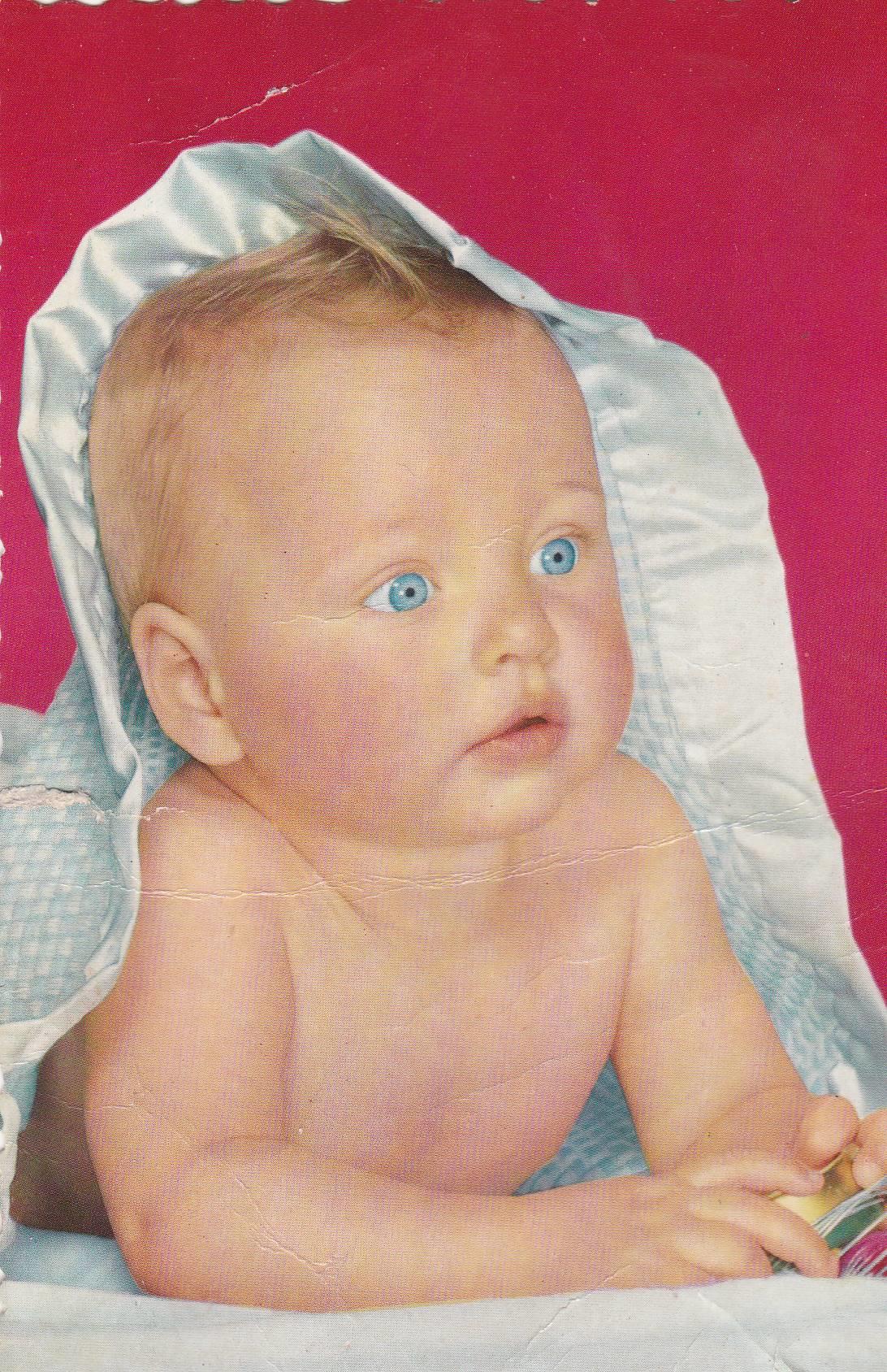 POSTAL B9802: BEBE CON FONDO ROJO