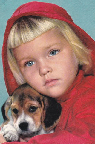POSTAL B9805: NIÑA RUBIA CON PERRO COGIDO EN BRAZOS
