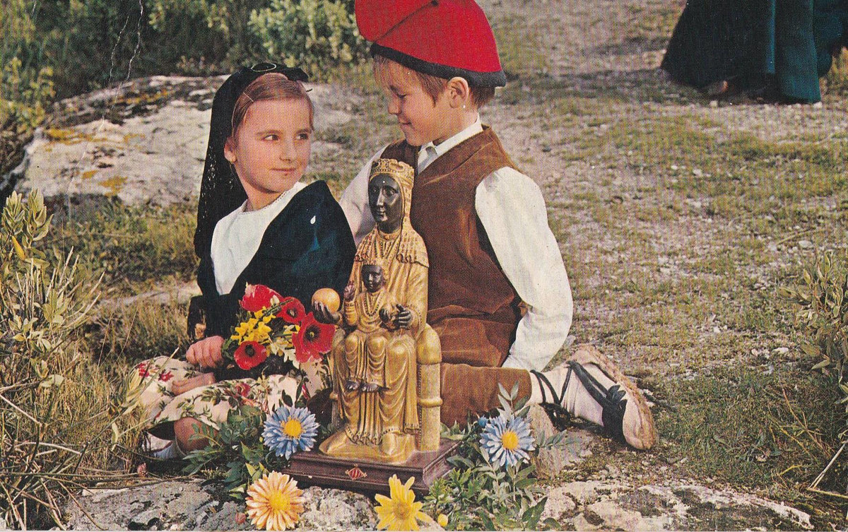 POSTAL B10437: NIÑOS SOSTENIENDO A LA MORENETA