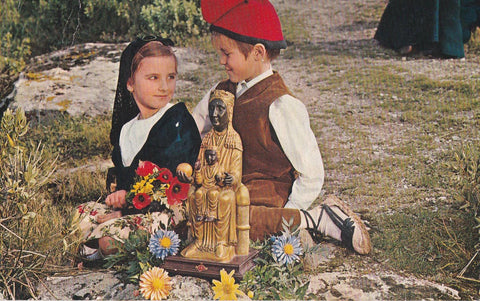 POSTAL B10437: NIÑOS SOSTENIENDO A LA MORENETA