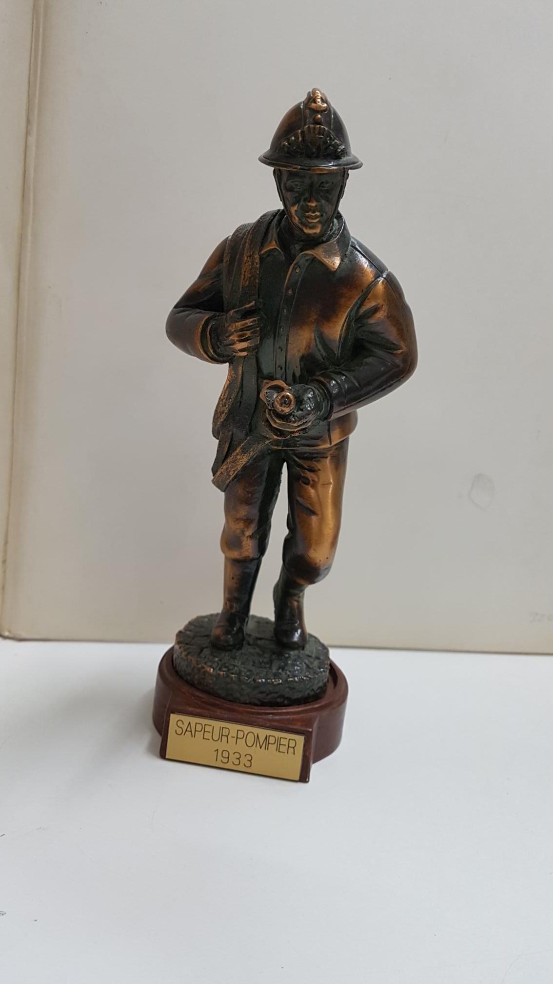 Figura de resina artesanal: Sapeur-Pompier (bombero) 1933 con la manguera al hombro. Con patina de bronce