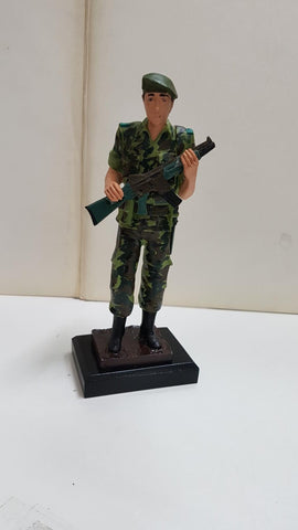 Figura de resina artesanal pintada: Soldado español (GOE) con fusil en lo alto