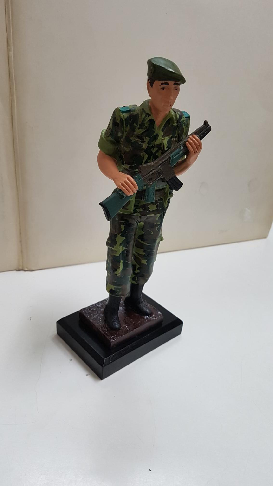 Figura de resina artesanal pintada: Soldado español (GOE) con fusil en lo alto