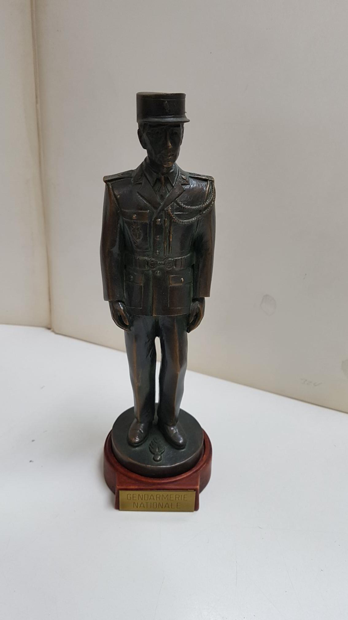 Figura de resina artesanal: Gendarmerie Nationale (Fuerzas de policia de Francia). Con patina de bronce.