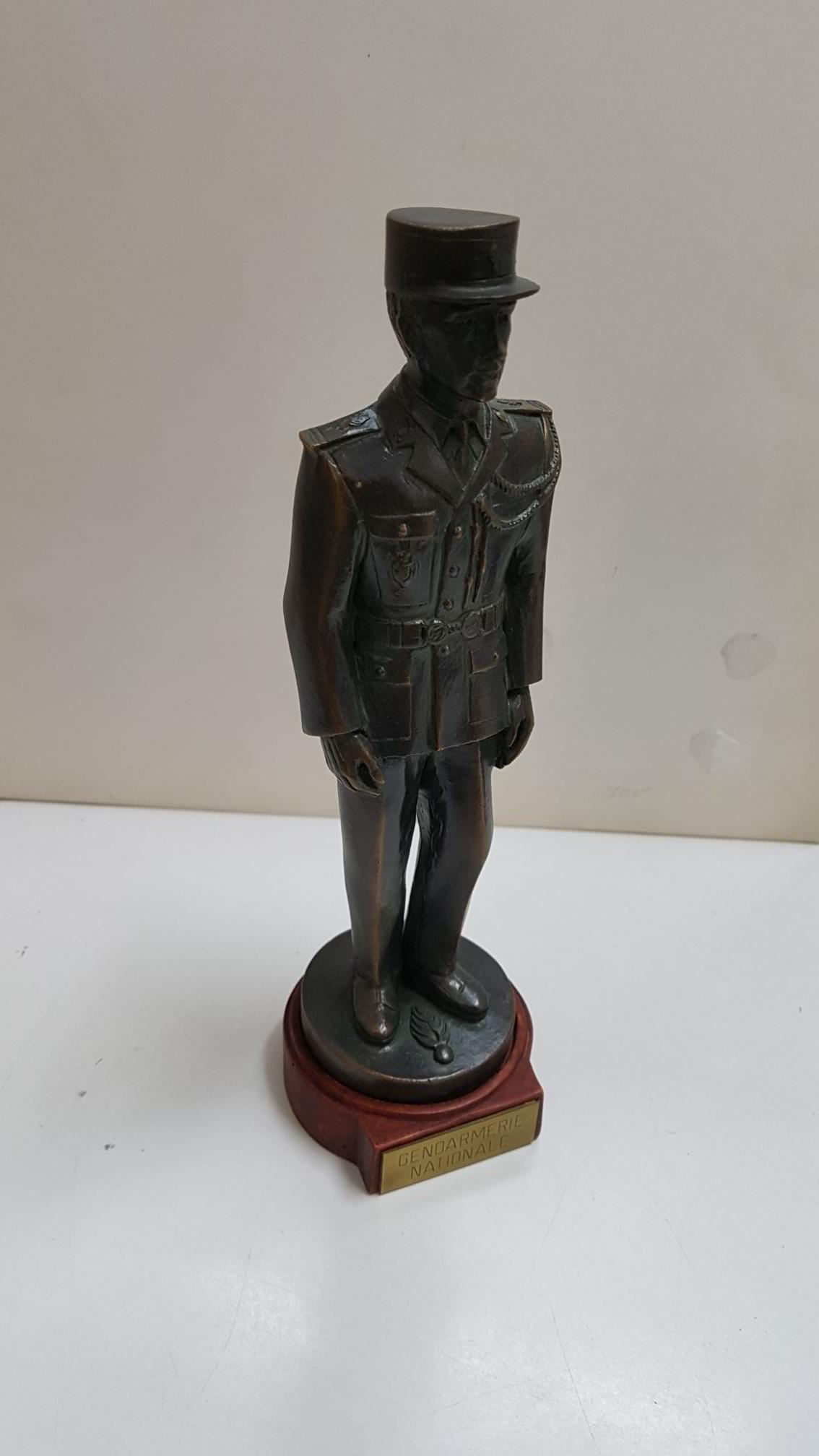 Figura de resina artesanal: Gendarmerie Nationale (Fuerzas de policia de Francia). Con patina de bronce.