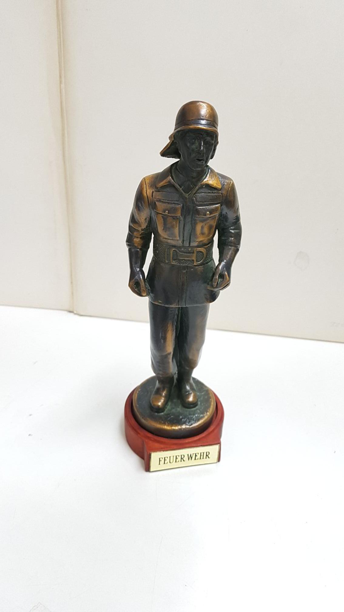 Figura de resina artesanal: Feuer Wehr (cuerpo de bomberos de Alemania). Con patina de bronce