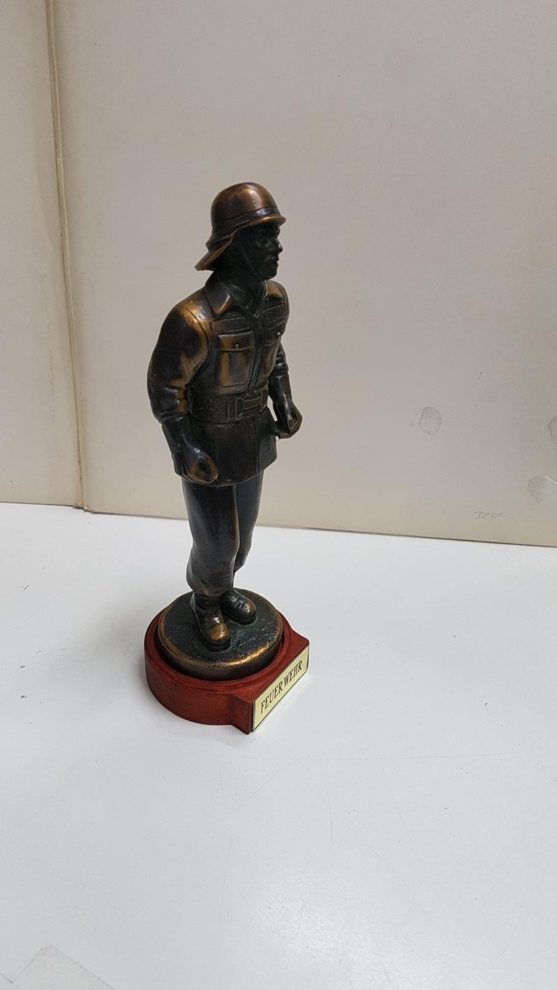 Figura de resina artesanal: Feuer Wehr (cuerpo de bomberos de Alemania). Con patina de bronce