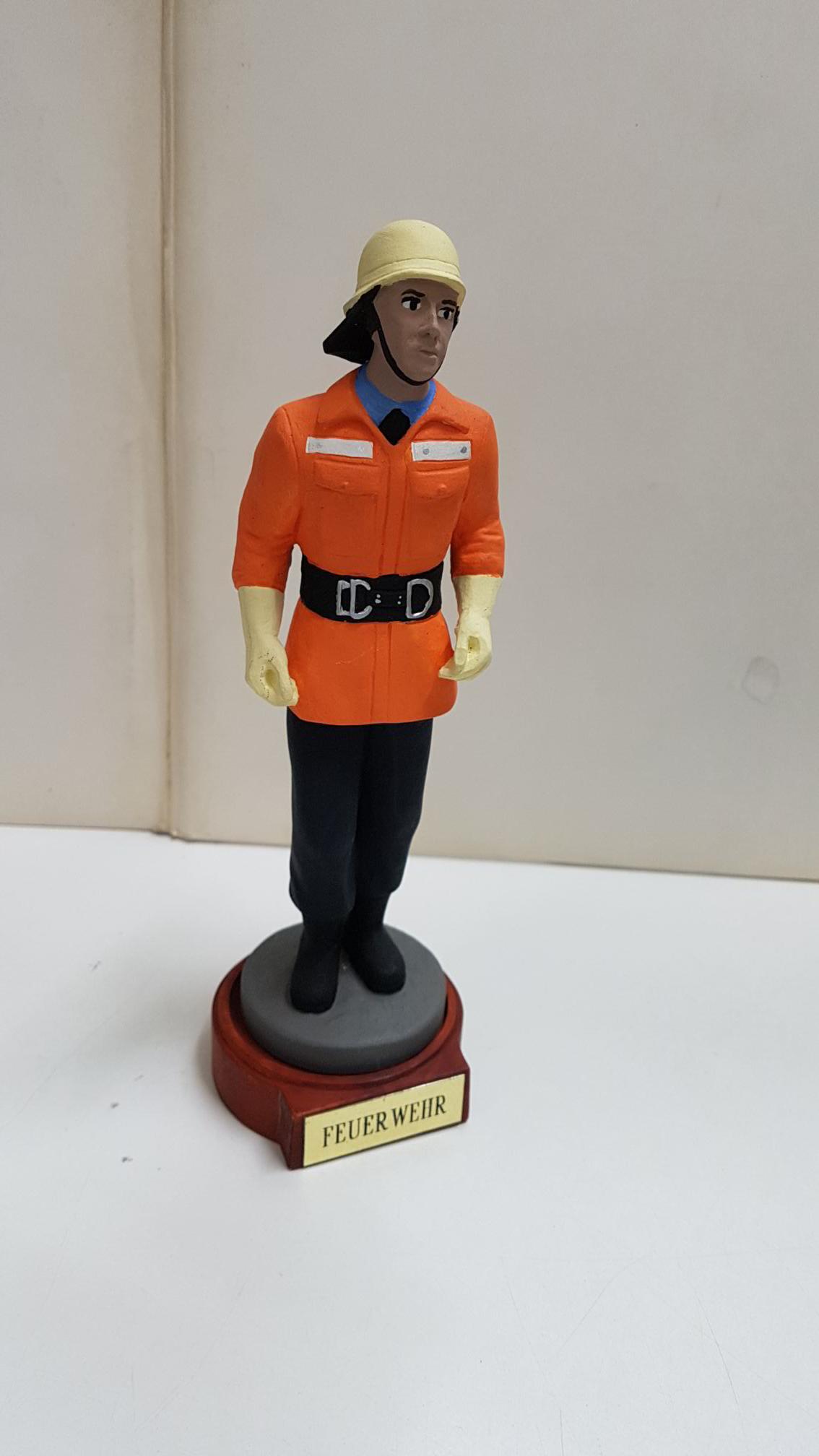 Figura de resina artesanal pintada: Feuer Wehr (cuerpo de bomberos de Alemania)