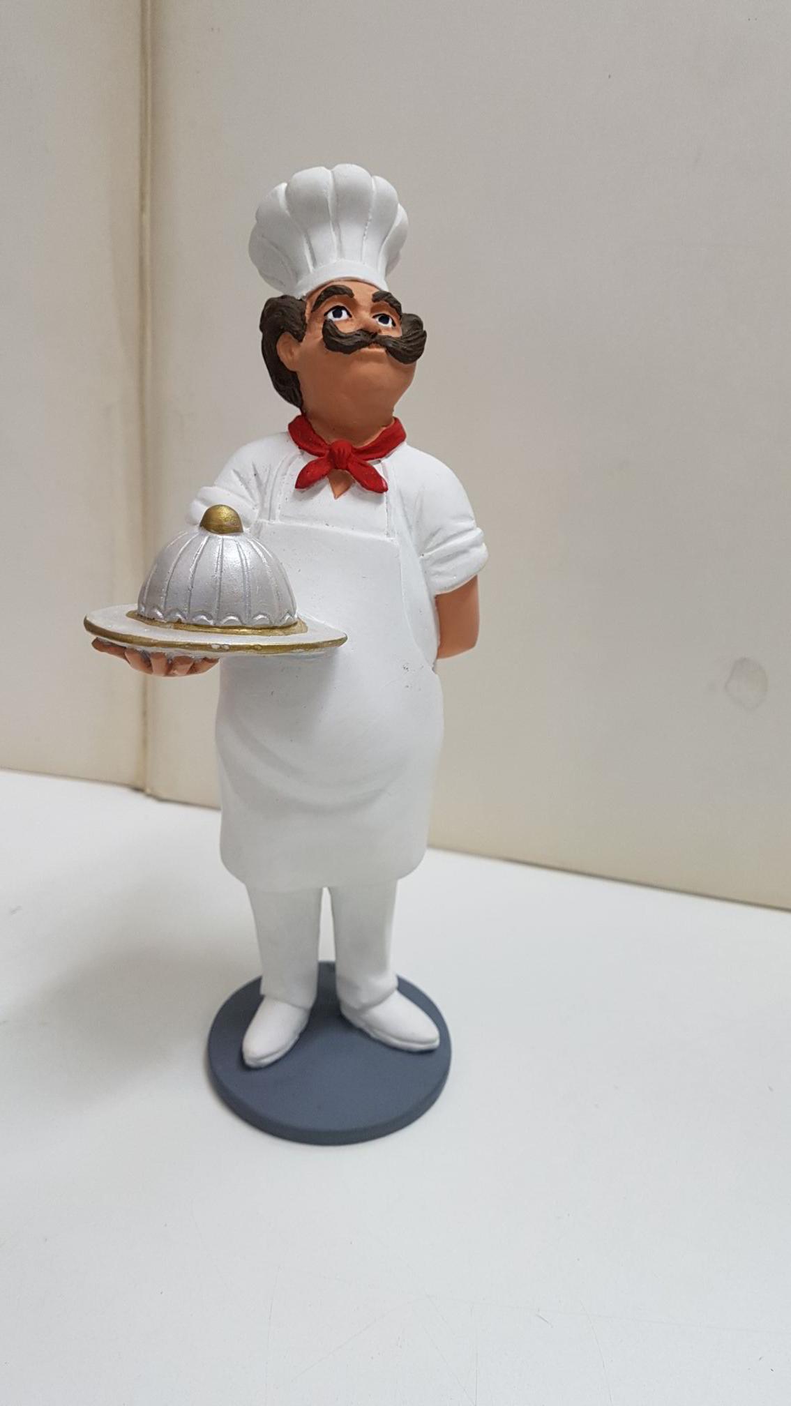 Figura de resina artesanal: Cocinero con delantal y gorro llevando bandeja tapada