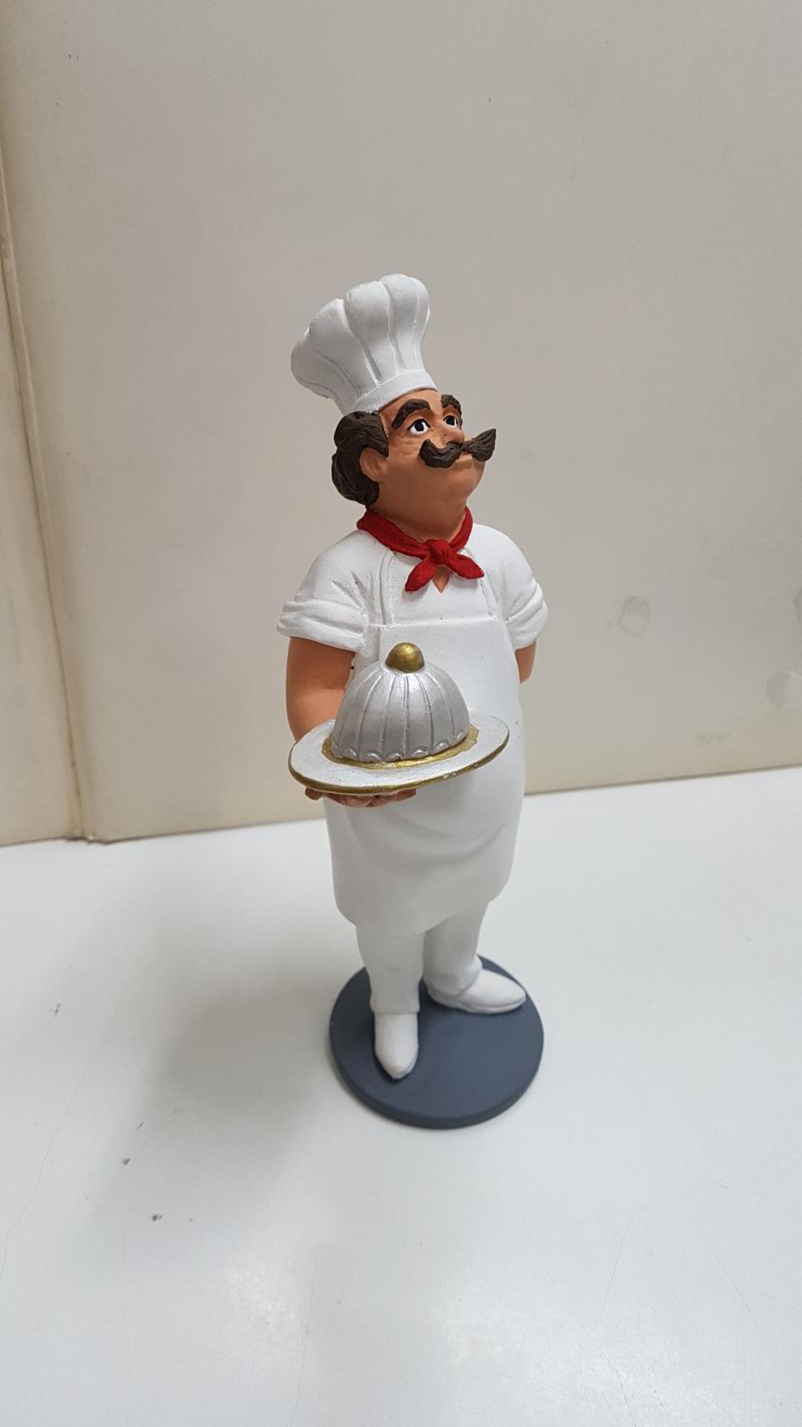 Figura de resina artesanal: Cocinero con delantal y gorro llevando bandeja tapada