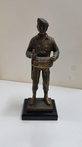 Figura de resina artesanal: Soldado español perteneciente a la Brigada Paracaidista. Con patina de bronce