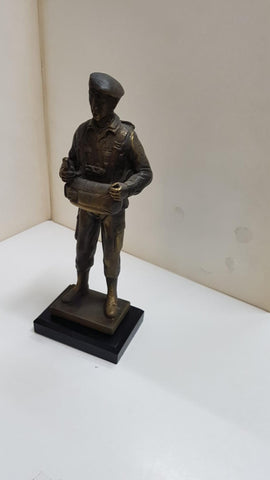 Figura de resina artesanal: Soldado español perteneciente a la Brigada Paracaidista. Con patina de bronce