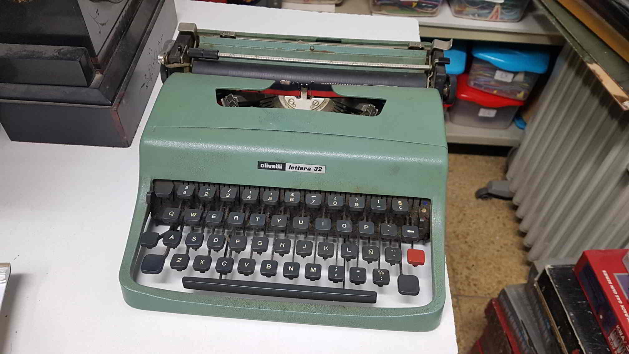 Coleccionismo: Maquina de escribir Olivetti modelo lettera 32. Viene sin maletin