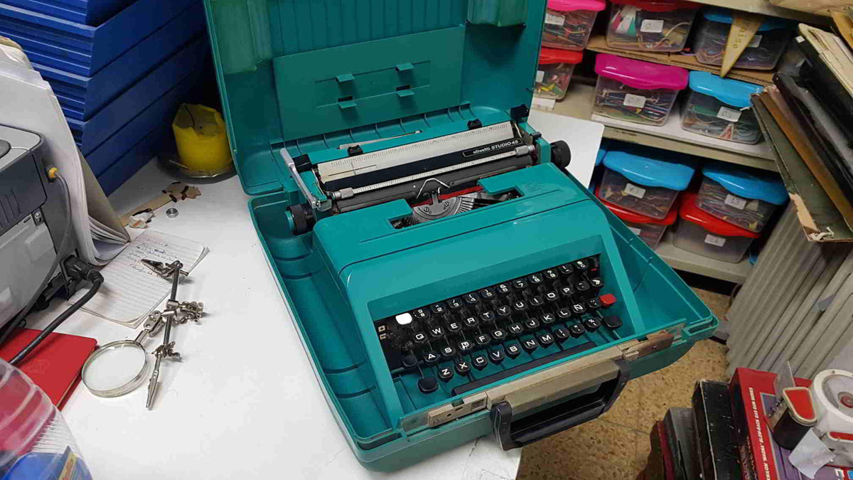 Coleccionismo: Maquina de escribir Olivetti Studio45. Incluye maletin