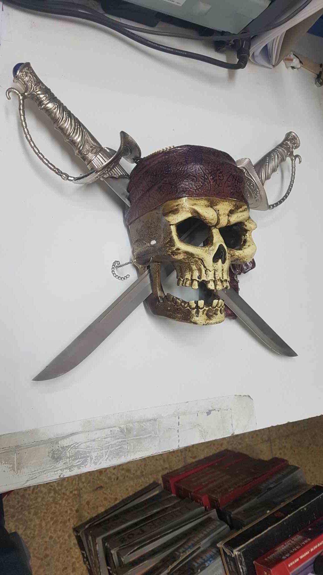 Coleccionismo: Calavera pirata (num 1) con dos espadas de Piratas del Caribe