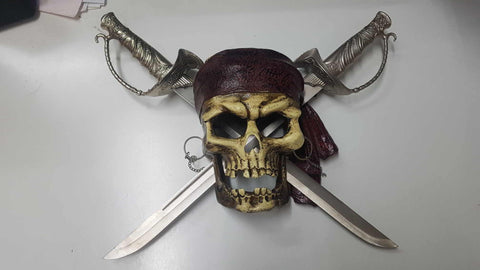 Coleccionismo: Calavera pirata (num 1) con dos espadas de Piratas del Caribe