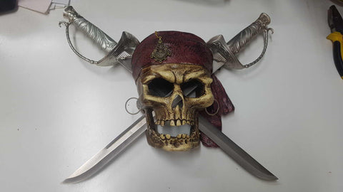 Coleccionismo: Calavera pirata (num 2) con dos espadas de Piratas del Caribe