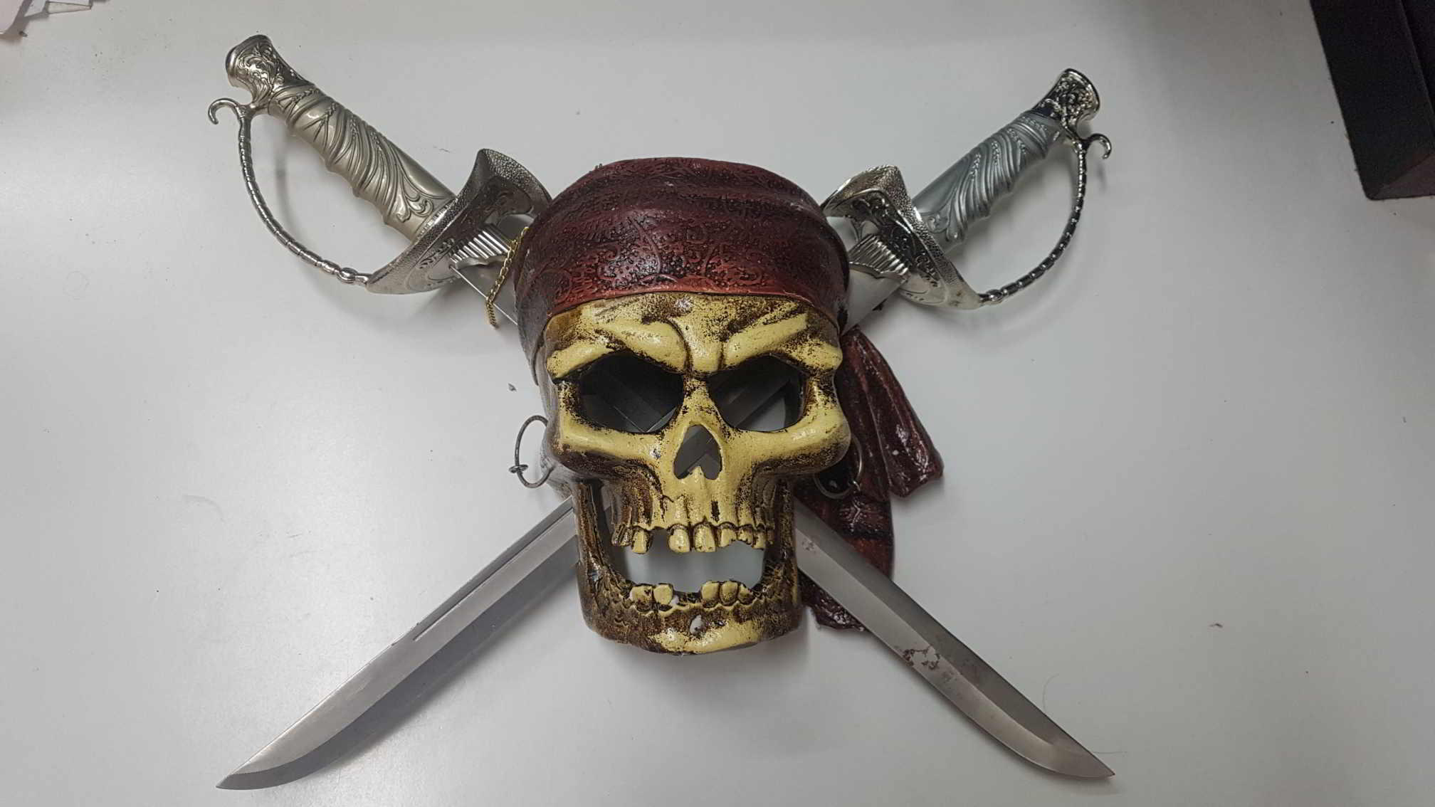 Coleccionismo: Calavera pirata (num 4) con dos espadas de Piratas del Caribe