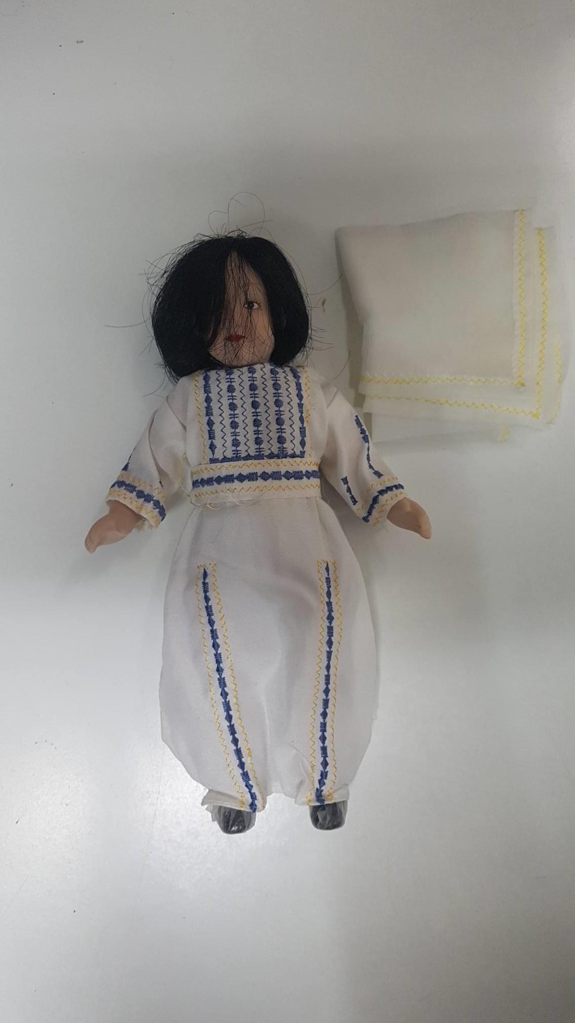 Muñeca: de porcelana con vestido y manto blanco. Con articulaciones movibles