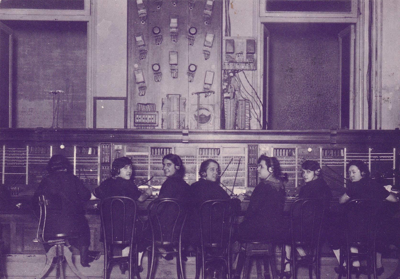 POSTAL B11131: CHICAS DE LA TELEFONICA