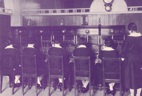 POSTAL B11176: CHICAS DE LA TELEFONICA: DIVERSOS ASPECTOS