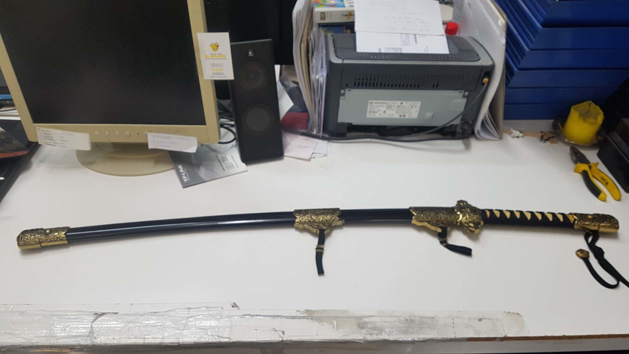 Replica de Katana (numerada 02) con grabados de flores en empuñadura y funda (negra y dorada)