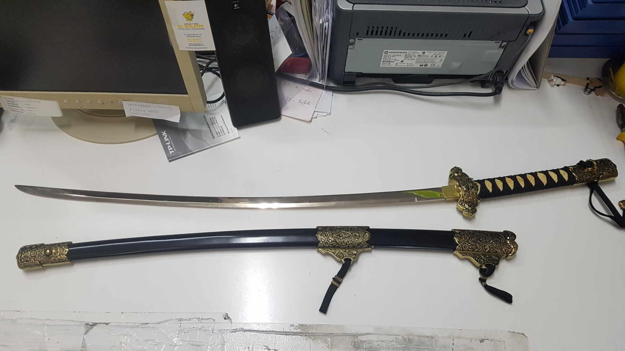 Replica de Katana (numerada 02) con grabados de flores en empuñadura y funda (negra y dorada)