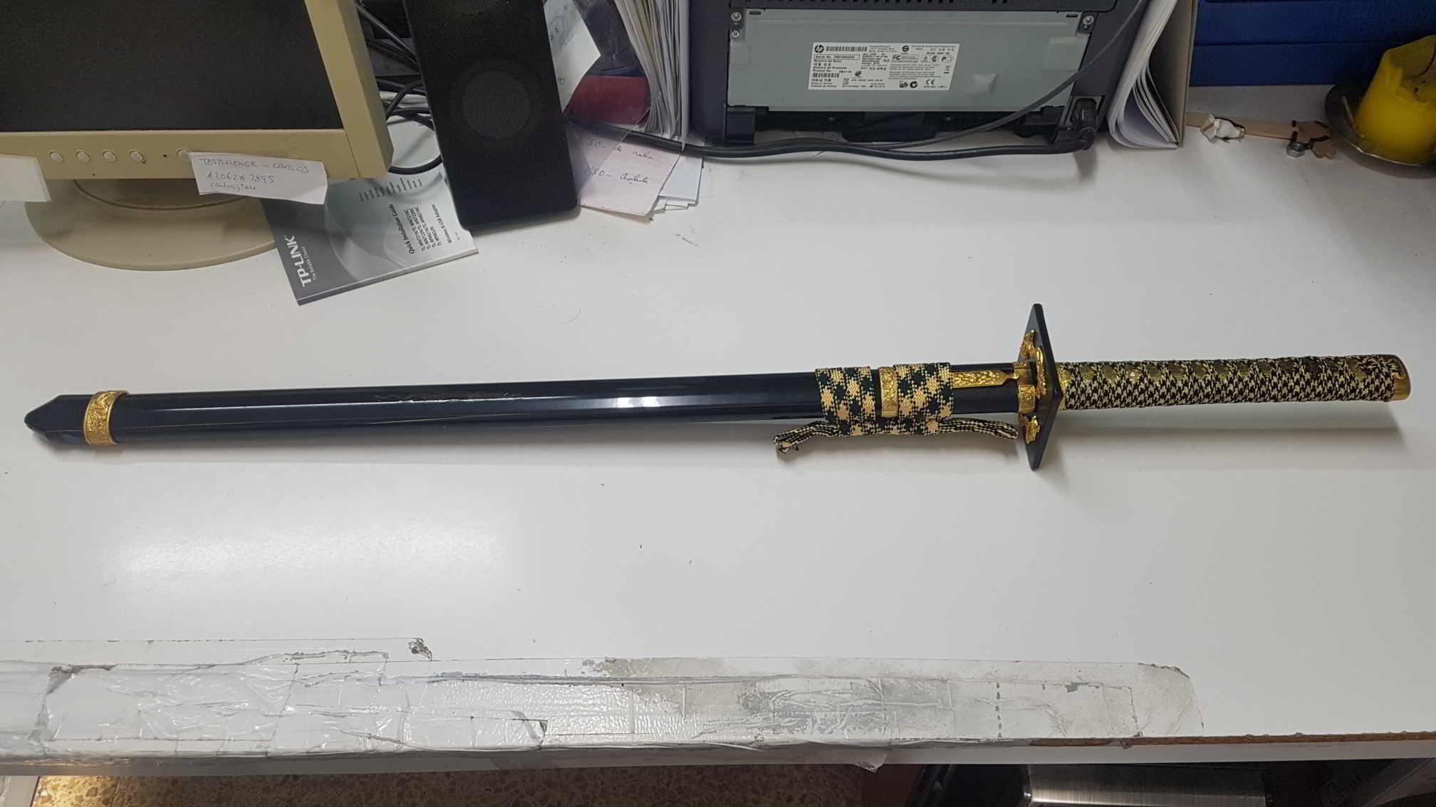 Replica de Katana (numerada 01) con grabado dorado de dragon en la guarda y en la parte inferior de la funda