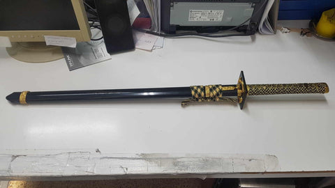 Replica de Katana (numerada 01) con grabado dorado de dragon en la guarda y en la parte inferior de la funda