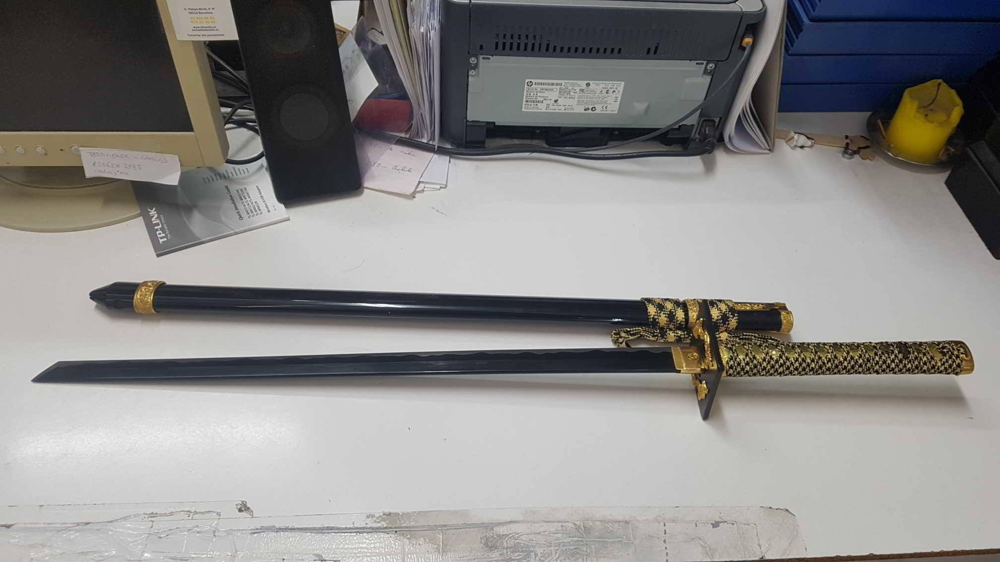 Replica de Katana (numerada 01) con grabado dorado de dragon en la guarda y en la parte inferior de la funda