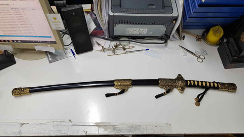 Replica de Katana (numerada 06) con grabados de flores en empuñadura y funda (negra y dorada)