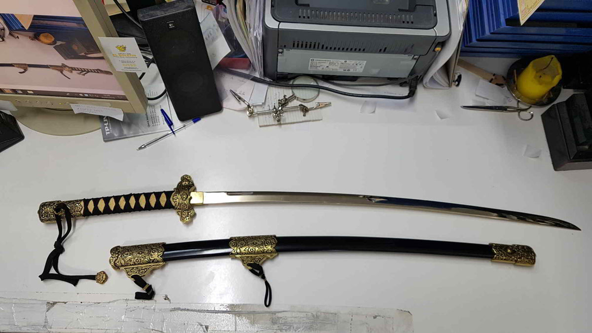 Replica de Katana (numerada 07) con grabados de flores en empuñadura y funda (negra y dorada)